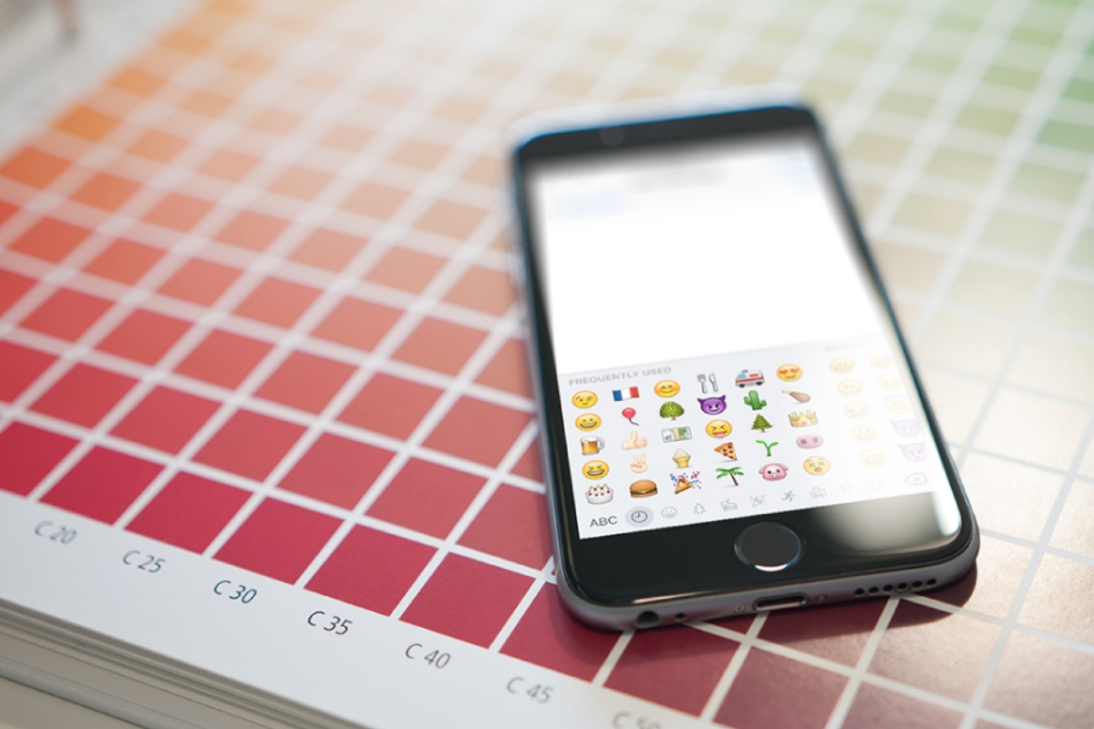 phone displaying emoji