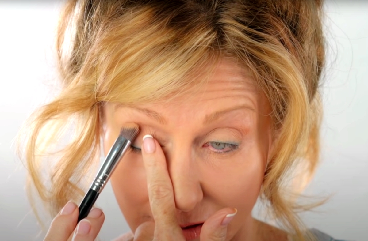 eyeliner for sagging eyes