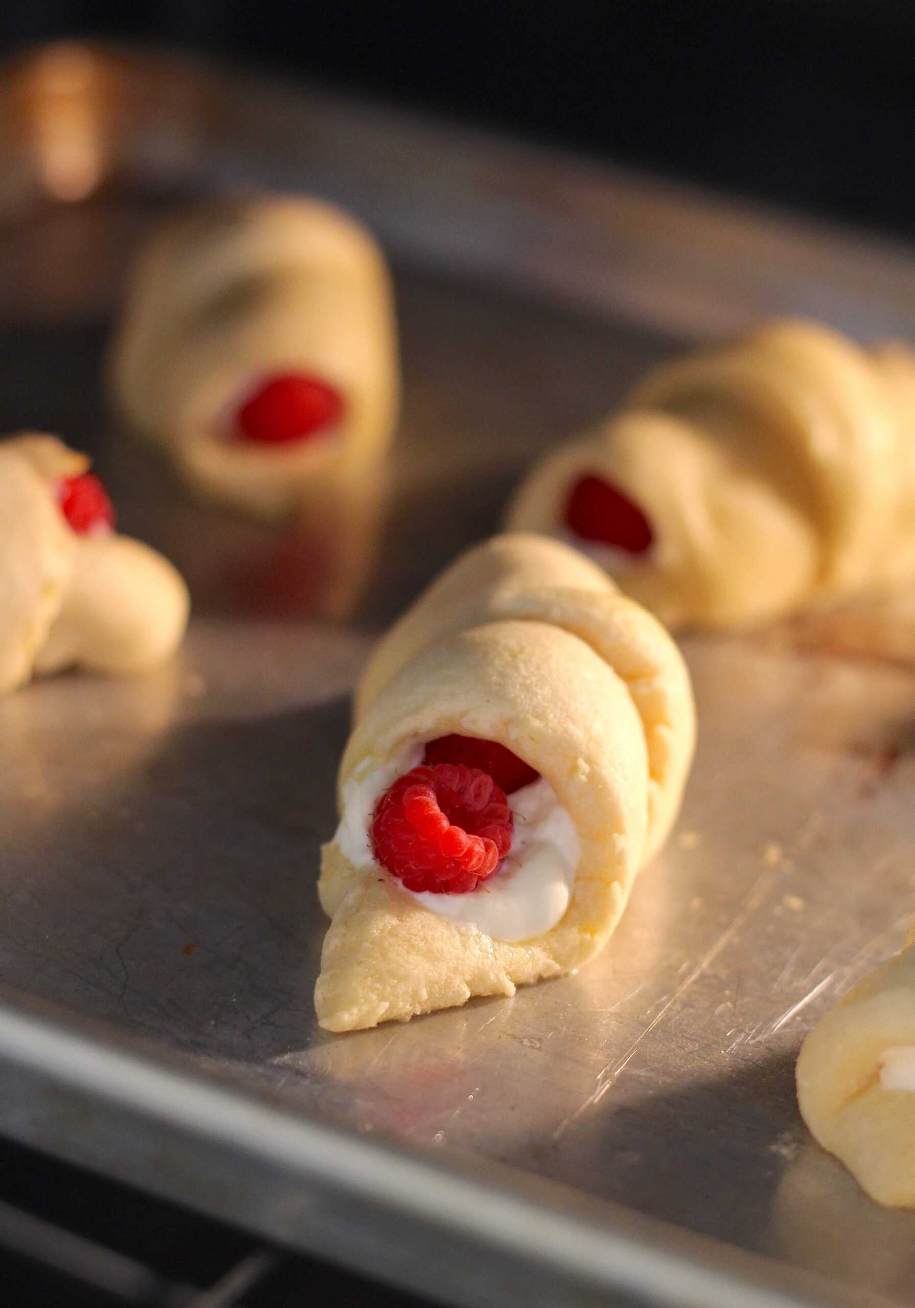 raspberry cheesecake rolls 4-min