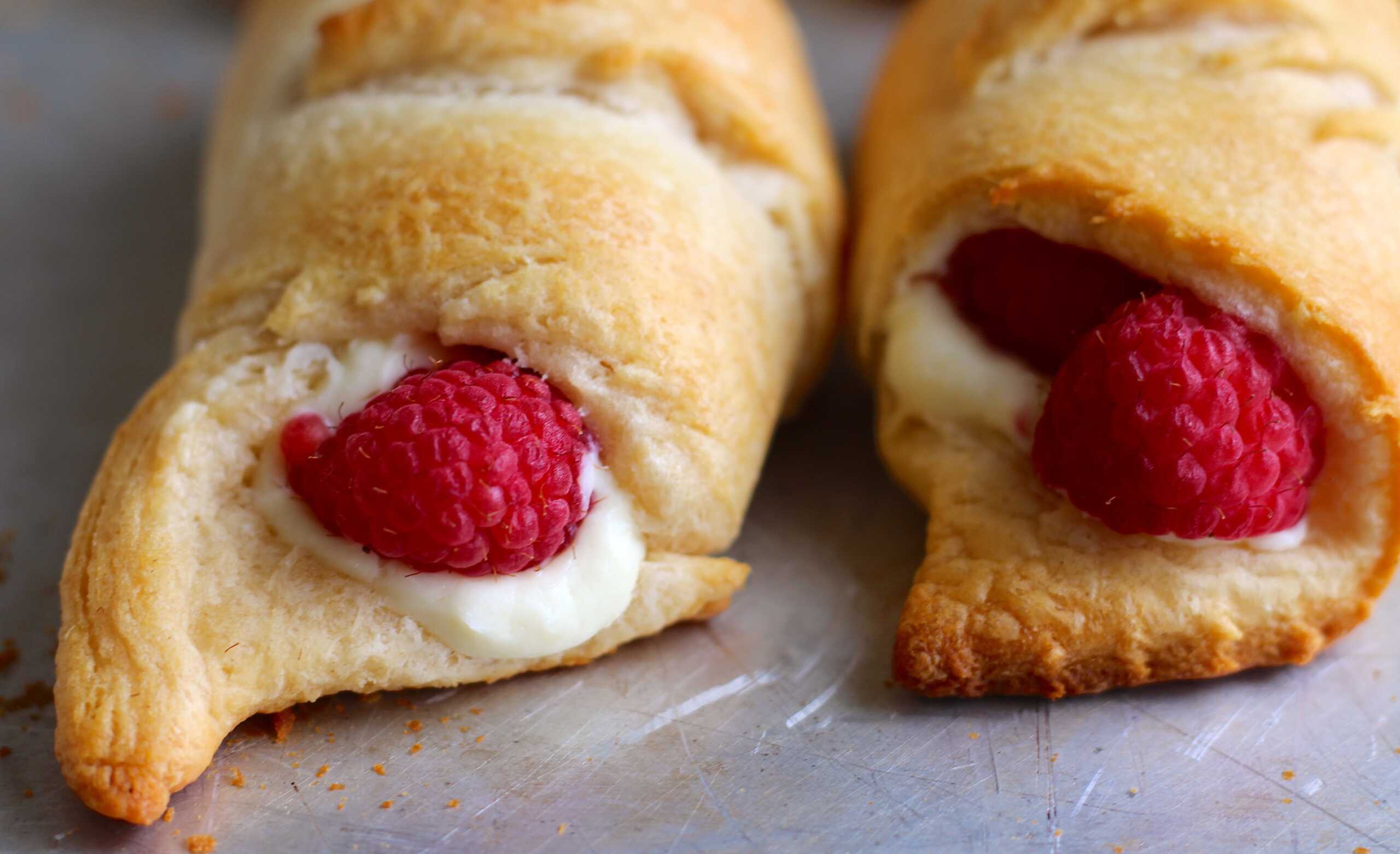 raspberry cheesecake rolls 9-min