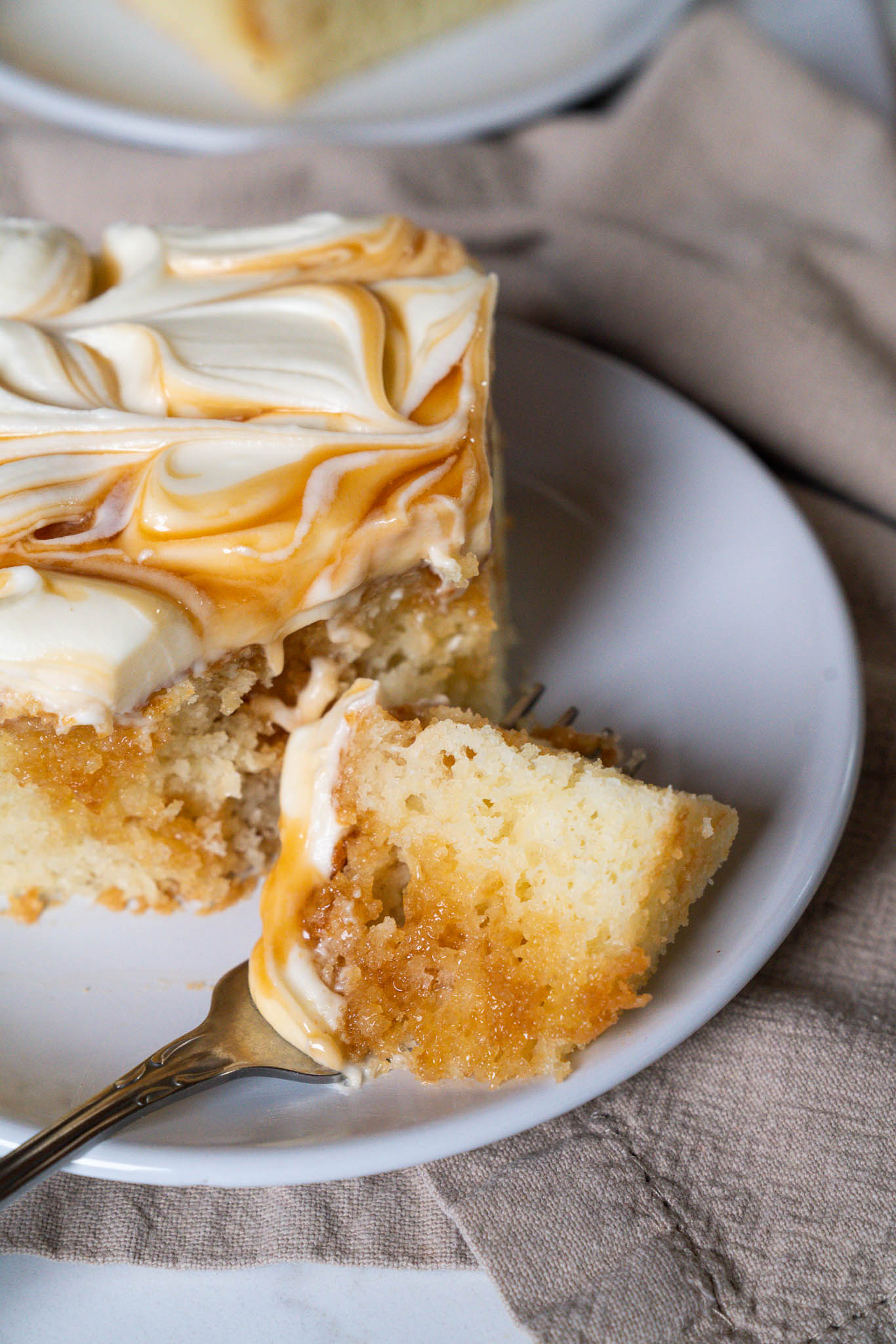 Caramel Poke Cake Vert-08