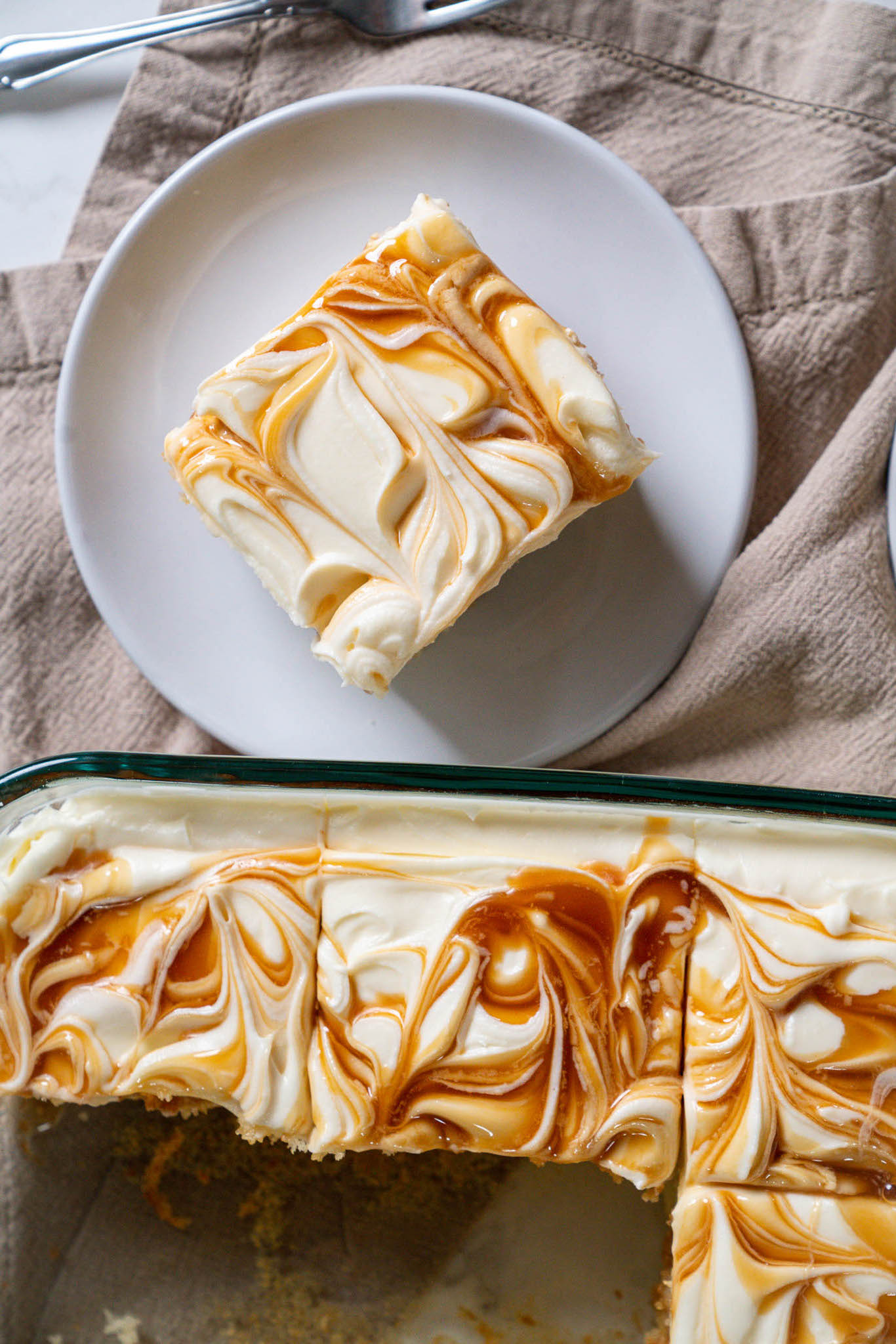 Caramel Poke Cake Vert-11