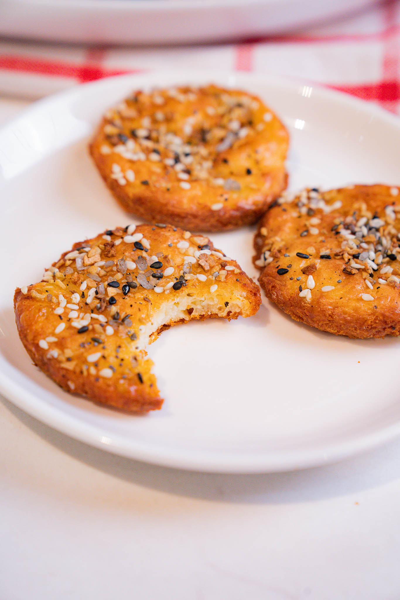 Everything Bagel Crisps Vert-07