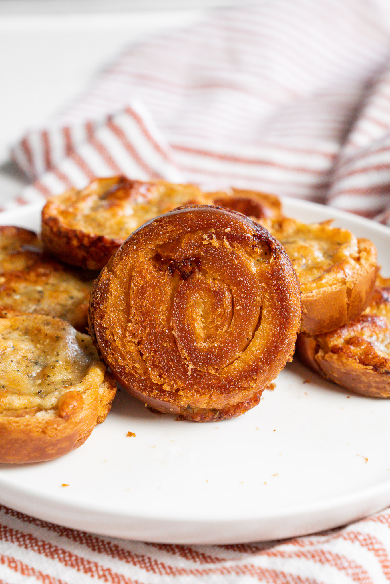 Bread Crust Garlic Rolls Vert-01
